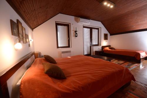 Ένα ή περισσότερα κρεβάτια σε δωμάτιο στο Vila Dijana - Avala