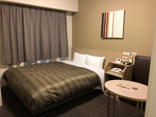 Postel nebo postele na pokoji v ubytování Hotel Route Inn Hashimoto