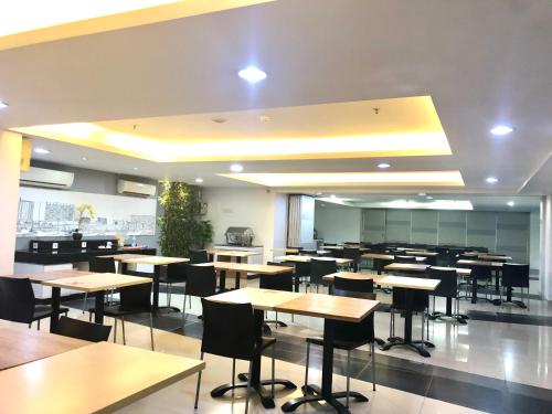 A restaurant or other place to eat at Amaris Hotel Thamrin City