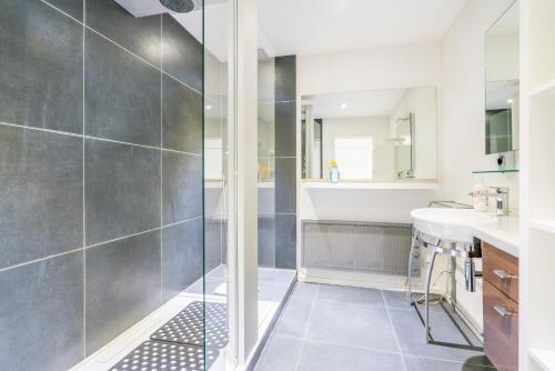 een badkamer met een douche en een wastafel bij Modern guest house in centre of Bruges in Brugge