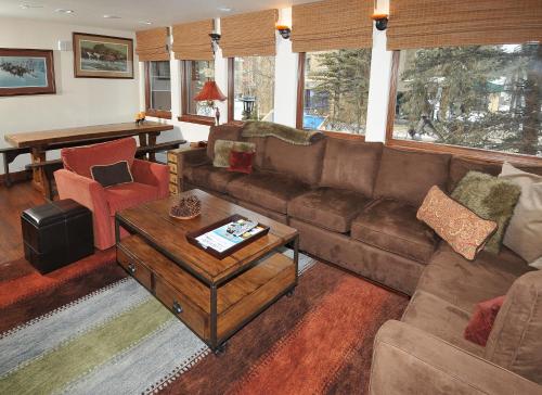 - un salon avec un canapé et une table dans l'établissement Lionshead Center #201 Condo, à Vail