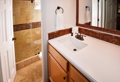 La salle de bains est pourvue d'un lavabo et d'une douche. dans l'établissement Vantage Point #209 Condo, à Vail
