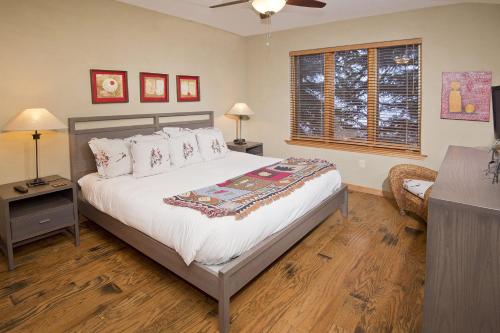 Gulta vai gultas numurā naktsmītnē Aspenwood Lodge #201 Condo