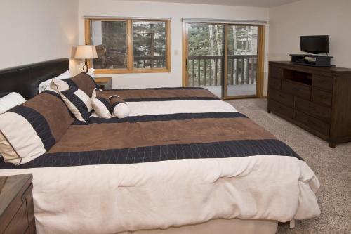 ein großes Schlafzimmer mit einem großen Bett und einem Fenster in der Unterkunft Townsend Place 206A Condo in Beaver Creek