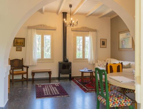 salon ze stołem i kanapą w obiekcie Bougainvillea House in Crete w mieście Sitia