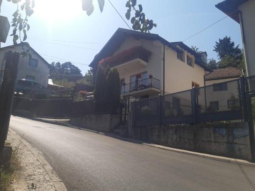 una casa sul ciglio di una strada di ROUTE 68 a Sarajevo