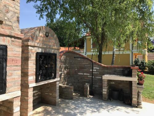 Taman di luar Joe Bácsi Rezidenciája