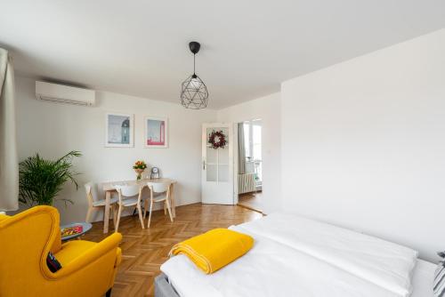 1 dormitorio con 1 cama, mesa y sillas en BRIGHT CHARMING Apt with TERRACE, PARKING & AirCo., en Praga