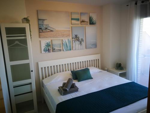 Un dormitorio con una cama con un par de zapatos encima. en 6Beds Salou, en Salou