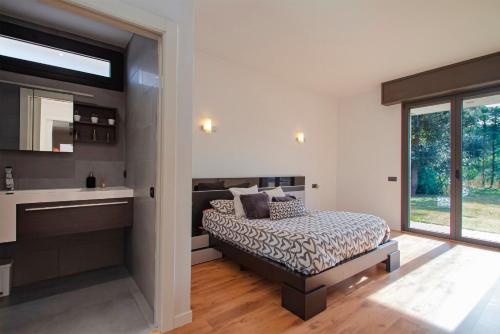 um quarto com uma cama e uma grande janela em Club Villamar - Piamonte em Calonge