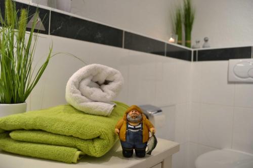 Ένα μπάνιο στο Residenz Prorer Wiek App 7 strandnah, mit Balkon by Unsere Urlaubszeit