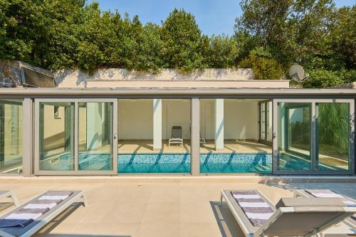 - une vue extérieure sur une maison avec une piscine dans l'établissement Hedera Estate, Villa Hedera III, à Zaton