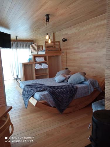 Ένα ή περισσότερα κρεβάτια σε δωμάτιο στο cabañas en el árbol costa da morte