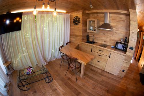 una cocina con mesa en una casa pequeña en cabañas en el árbol costa da morte, en Muxía