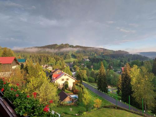 uma pequena cidade num vale com uma montanha em Apartmány Tereza em Albrechtice v Jizerskych horách