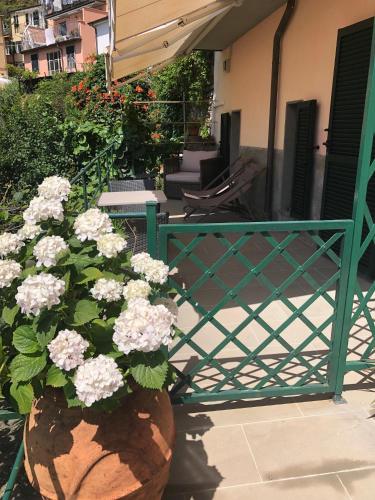 a vase filled with white flowers on a patio at La Torretta Lodge in Manarola