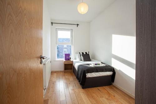 Large Apartment near Manchester City Centre perfect for groups, Manchester (CT), United Kingdom
