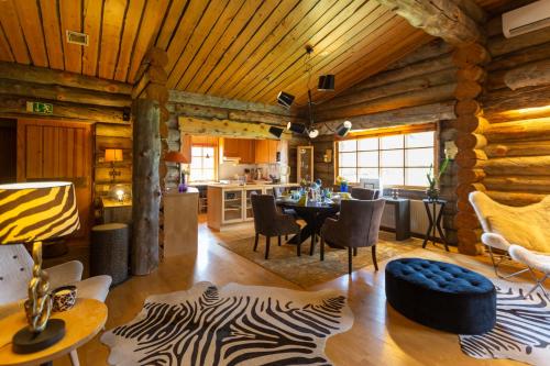 uma sala de estar com um tapete de zebra numa cabana de madeira em Kuukkeli Log Houses Teerenpesä - Premium Suite A48 em Saariselka