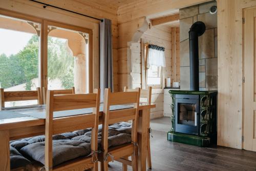 a bedroom with a wood stove in a cabin at Osada Witów - dom „Dziewięćsił” in Witów