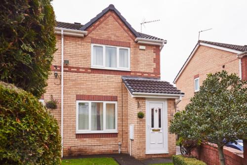 Cosy 2 Bed House near City Centre with Private Garden, Manchester (CT), United Kingdom