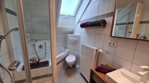 Ένα μπάνιο στο Bunter Hirsch Ferienwohnung im Garmischer Zentrum