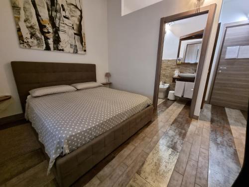 sypialnia z łóżkiem oraz łazienka z lustrem w obiekcie B&B Sansiromilano w Mediolanie