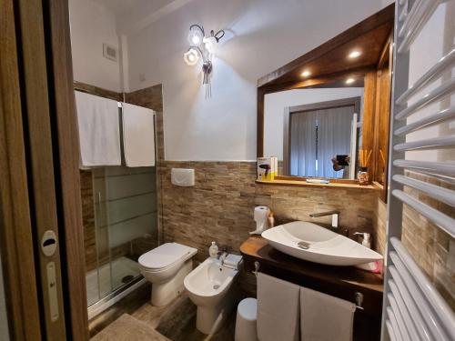 W łazience znajduje się umywalka, toaleta i lustro. w obiekcie B&B Sansiromilano w Mediolanie