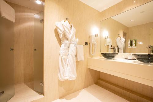 Bilik mandi di Mouratoglou Hotel & Resort