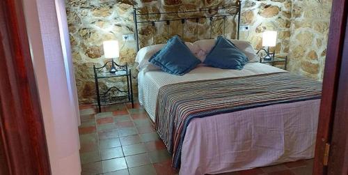 En eller flere senge i et værelse på Casas Rurales- "Casa Larios"