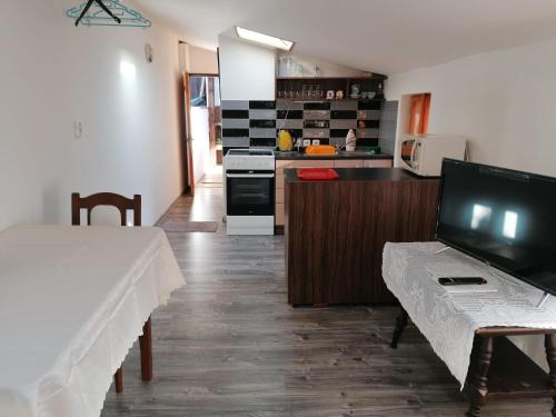 Kuchyň nebo kuchyňský kout v ubytování Apartmán se zahradou pro dvě osoby v turisticky oblíbené lokalitě