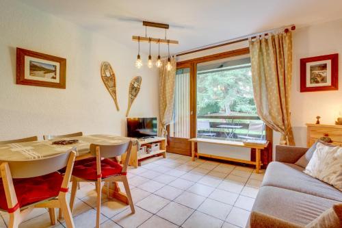 un salon avec une table et un canapé dans l'établissement Corniche A4, à Morzine