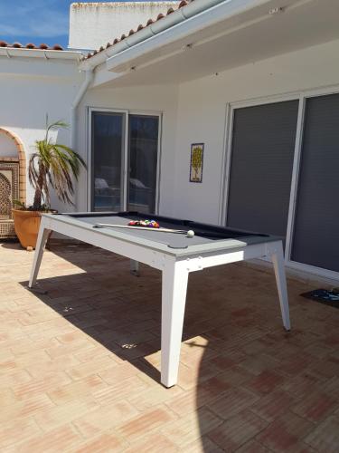 a white ping pong table in front of a house at Villa Sagres in Portimão