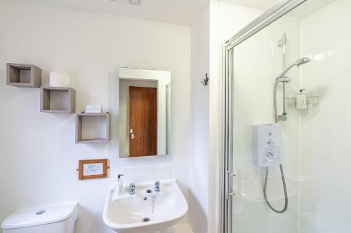 Kylpyhuone majoituspaikassa Bracken Lodge 8 with Hot Tub