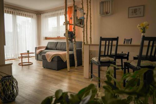 sala de estar con sofá y sillas en Fewo Hellerswiesen Arbeiterunterkunft, en Bahretal