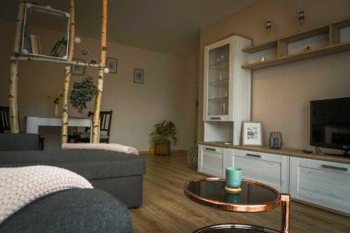 una sala de estar con un sofá y una mesa en Fewo Hellerswiesen Arbeiterunterkunft, en Bahretal