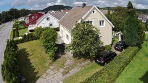 an aerial view of a house with a car parked in the driveway at Mandal Apartment mit Möglichkeit ein Boot zu benutzen und Angeln in Mandal