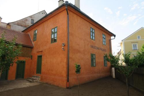 ValečにあるValečská páleniceのオレンジ色の建物