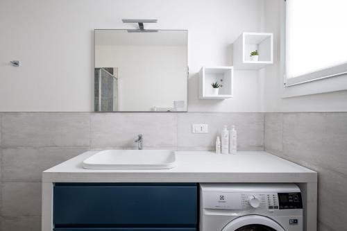 A bathroom at Appartamenti Ariosti a un passo da Piazza Maggiore