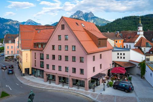 una vista aérea de una ciudad en las montañas en Hotel Sonne, en Füssen