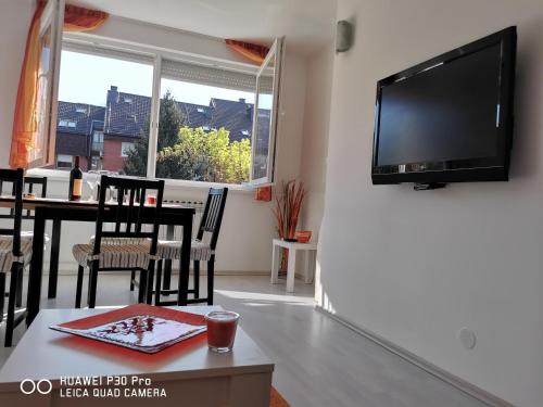 City Lake Pearl #lake Jarun#green area#free parking#cafes, tram to city, markets#balcony&sunny&easy self check in 24-7