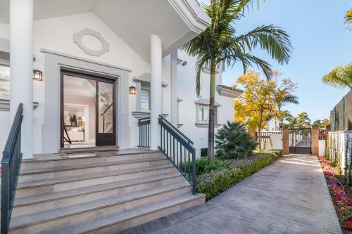 Casa Helena, Luxury Beach Side 5 Bedroom Villa