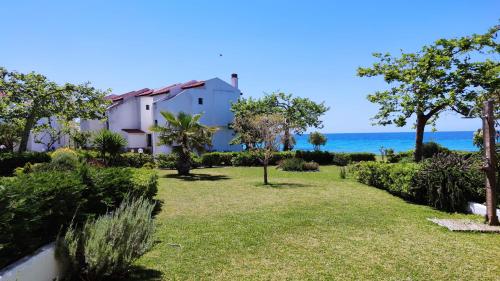 Anemi Beach, Seafront