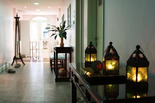 a living room with several lights on a counter at Hotel Colonial San Nicolás in San Nicolás de los Arroyos