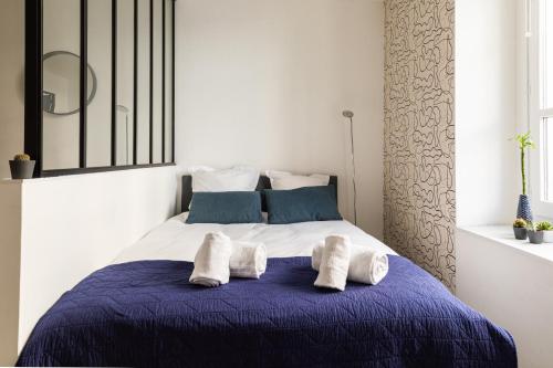 une chambre avec un lit avec deux serviettes blanches dessus dans l'établissement DIFY Victoire, à Lyon