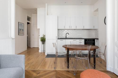 een keuken met een tafel en stoelen in een kamer bij DIFY Castries Quartier Ainay in Lyon