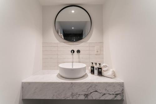 uma casa de banho com um lavatório e um espelho em B&B Tannerie em Balen