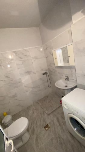 ein Bad mit einem WC und einem Waschbecken in der Unterkunft Ami's Apartment in Sarandë
