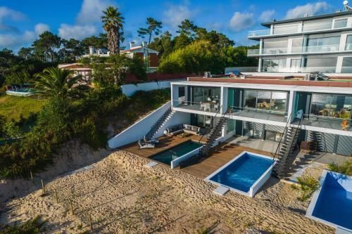 Swimmingpoolen hos eller tæt på Ocean Views - New Private Condominium with Pool & Sea Views