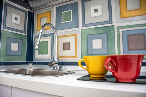 una cucina con lavandino e due tazze su un bancone di Inner Naples a Napoli