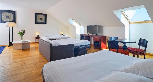 Tempat tidur dalam kamar di Le Mauritia Hotel et Spa